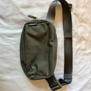 Lululemon Everywhere belt bag 1L